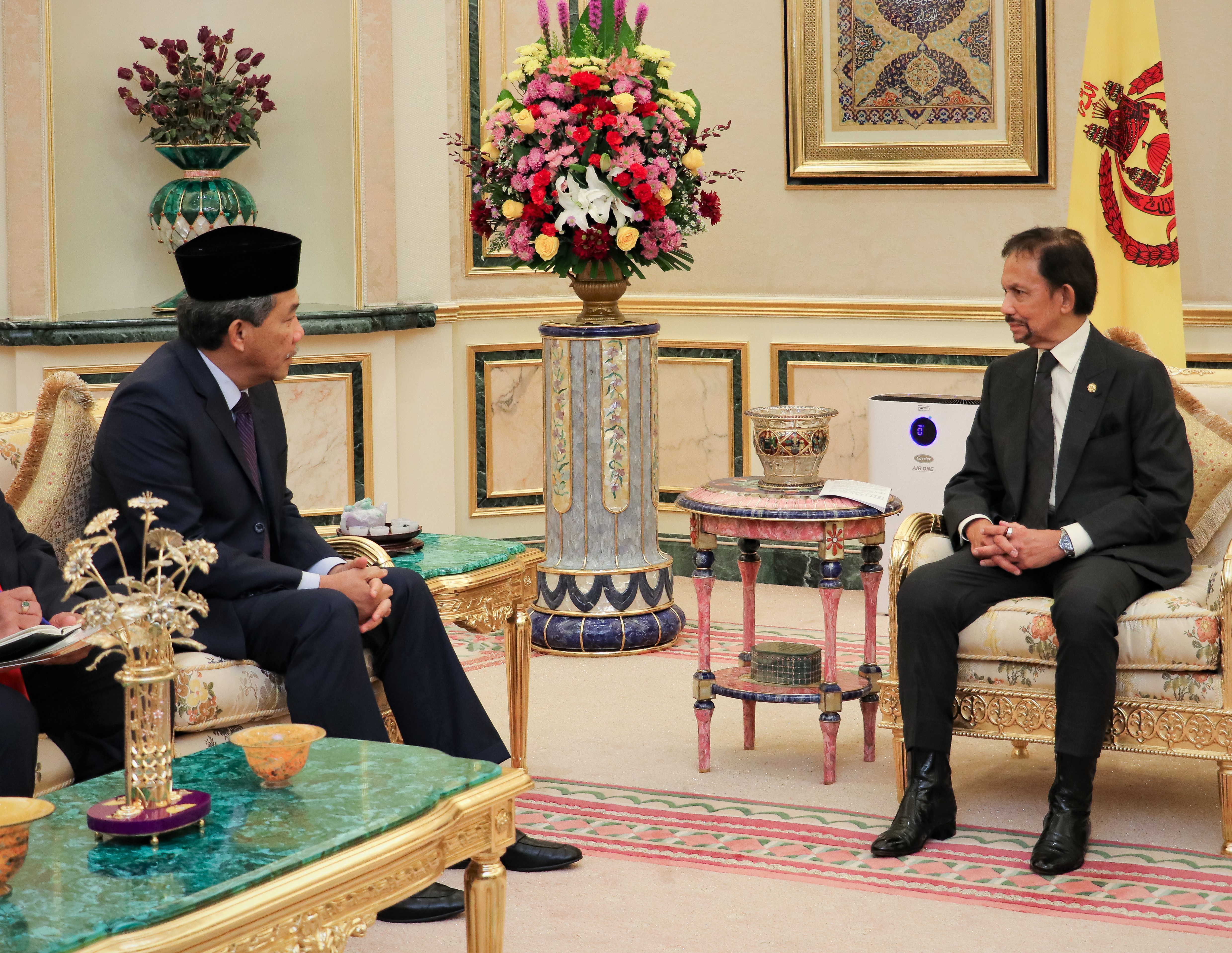 15 February 2024 - HIS MAJESTY THE SULTAN AND YANG DI-PERTUAN OF BRUNEI DARUSSALAM RECEIVES IN AUDIENCE YANG BERHORMAT THE MINISTER OF FOREIGN AFFAIRS OF MALAYSIA​