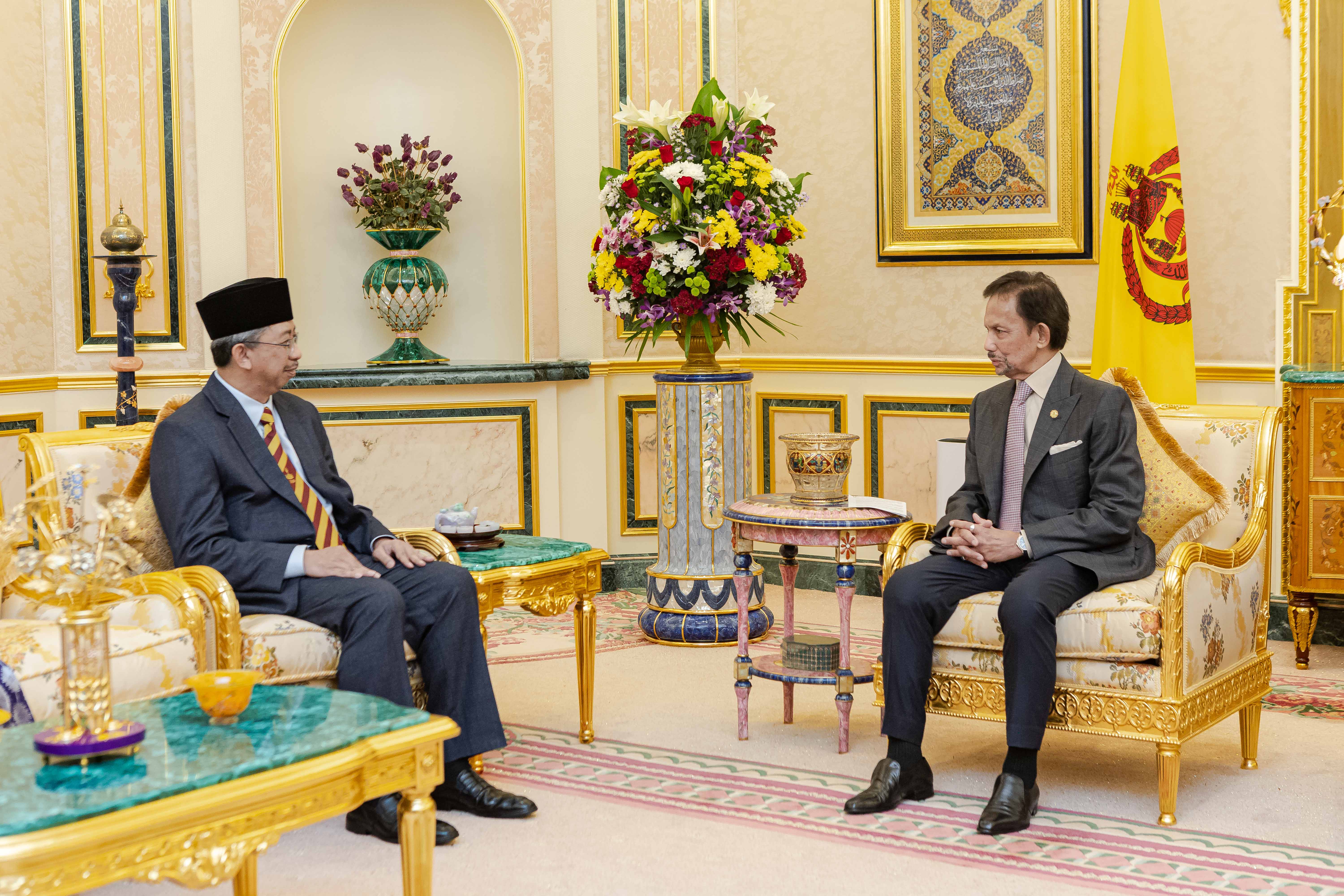 11 May 2024 - HIS MAJESTY THE SULTAN AND YANG DI-PERTUAN OF BRUNEI DARUSSALAM RECEIVES OUTGOING HIGH COMMISSIONER OF MALAYSIA TO BRUNEI DARUSSALAM