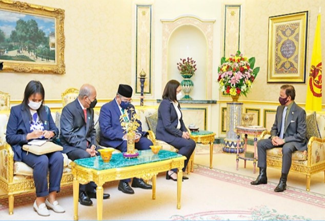 6 July 2022 - HIS MAJESTY THE SULTAN AND YANG DI-PERTUAN OF BRUNEI DARUSSALAM RECEIVES IN AUDIENCE HER EXCELLENCY MINISTER OF FOREIGN AFFAIRS AND COOPERATION, DEMOCRATIC REPUBLIC OF TIMOR-LESTE 