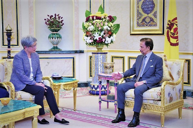 31 October 2022 - HIS MAJESTY THE SULTAN AND YANG DI-PERTUAN OF BRUNEI DARUSSALAM RECEIVES IN AUDIENCE SENATOR THE HONOURABLE MINISTER FOR FOREIGN AFFAIRS OF AUSTRALIA 