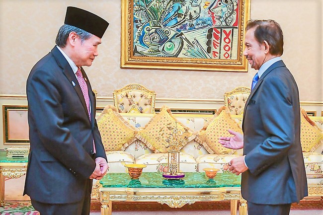 29 November 2022 - HIS MAJESTY THE SULTAN AND YANG DI-PERTUAN OF BRUNEI DARUSSALAM RECEIVES OUTGOING SECRETARY-GENERAL OF ASEAN
