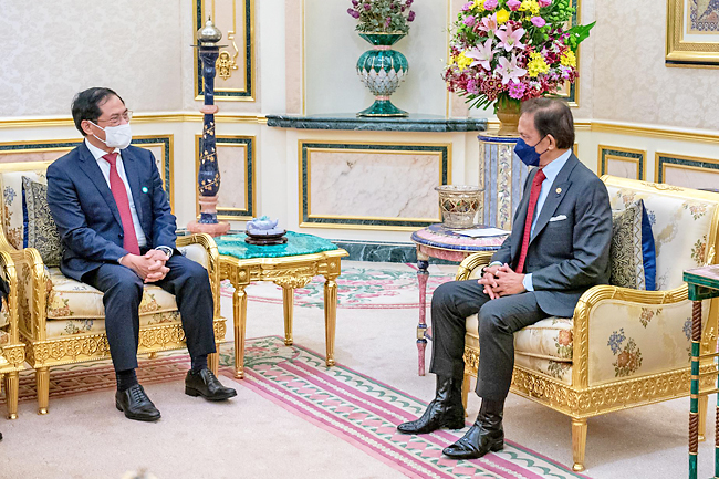 7 September 2022 - HIS MAJESTY THE SULTAN AND YANG DI-PERTUAN OF BRUNEI DARUSSALAM RECEIVES IN AUDIENCE HIS EXCELLENCY MINISTER OF FOREIGN AFFAIRS OF THE SOCIALIST REPUBLIC OF VIETNAM