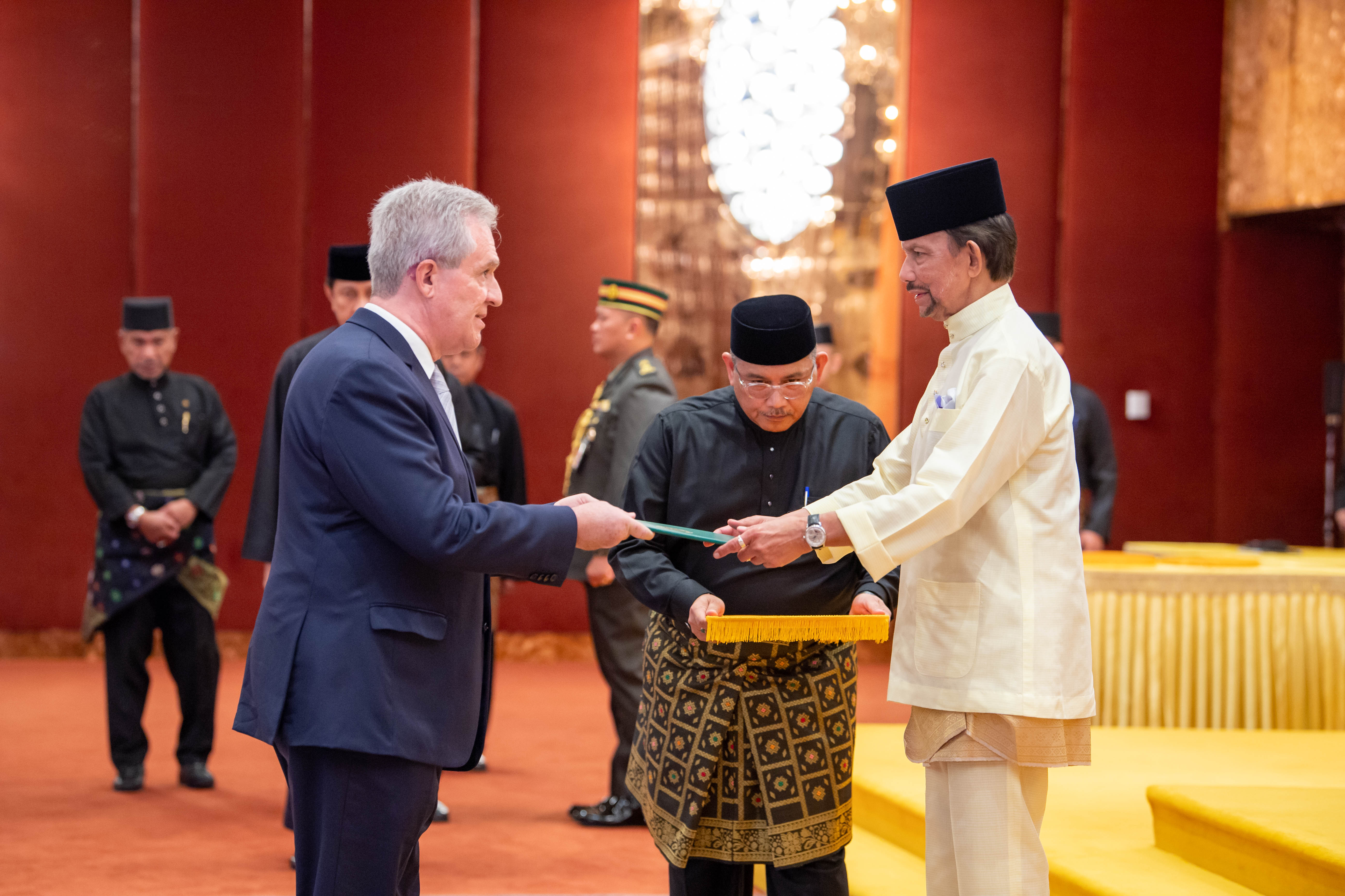 19 August 2023 - HIS MAJESTY THE SULTAN AND YANG DI-PERTUAN OF BRUNEI DARUSSALAM RECEIVES LETTERS OF CREDENCE FROM NON-RESIDENT FOREIGN ENVOYS TO BRUNEI DARUSSALAM 