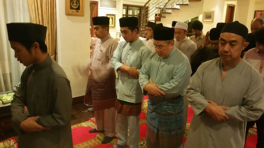 Sembahyang Maghrib Berjemaah.jpg