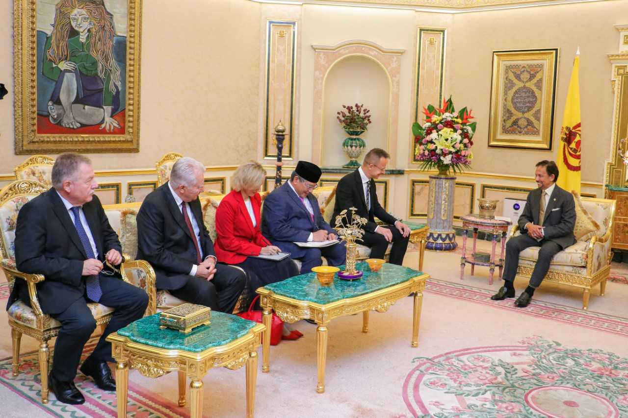 16 May 2024 - HIS MAJESTY THE SULTAN AND YANG DI-PERTUAN OF BRUNEI DARUSSALAM RECEIVES IN AUDIENCE THE MINISTER OF FOREIGN AFFAIRS AND TRADE OF HUNGARY